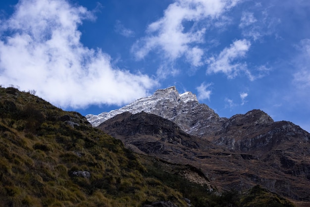 A montanha está coberta de neve