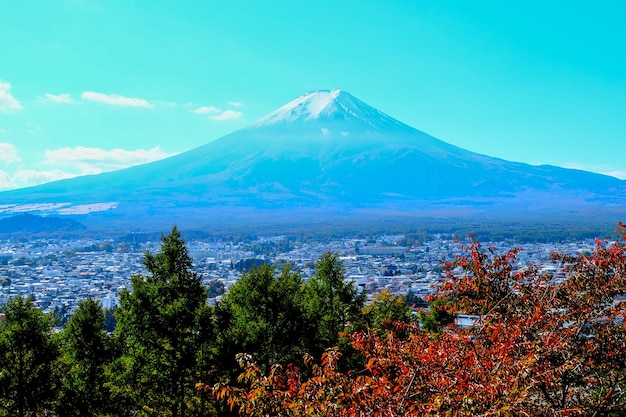 A montanha Fuji é uma bela das folhas vermelhas