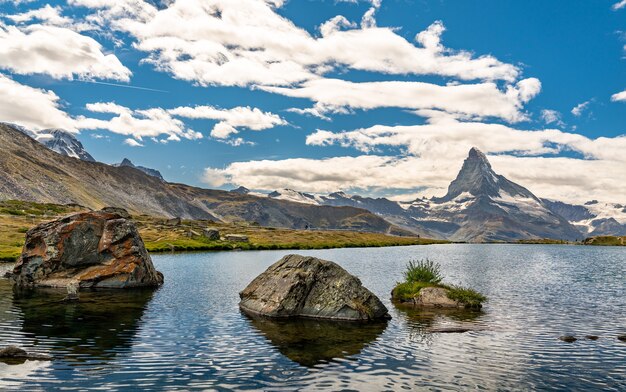 A montanha matterhorn com reflexo no lago stellisee, nos alpes suíços