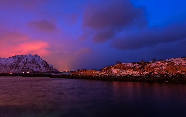 A montanha sob o céu crepuscular em Leknes