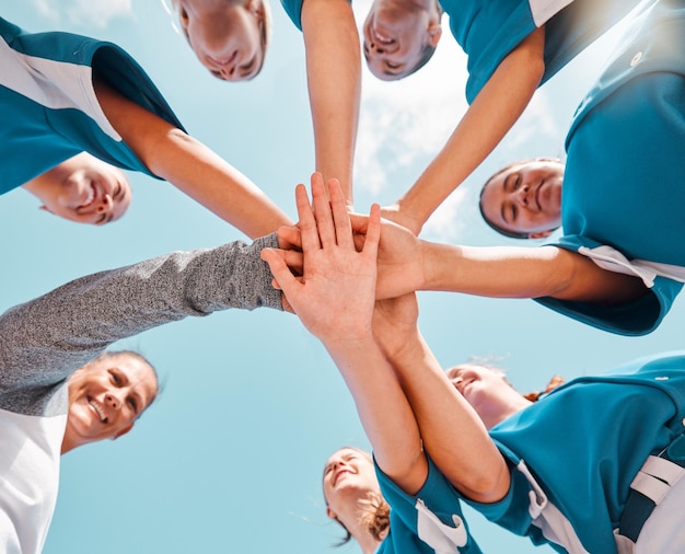 A motivação entrega o apoio da equipe e o jogo esportivo na escola parceria na competição esportiva vencedora e confiança no trabalho em equipe Realização da celebração do atleta e colaboração no evento de baixo