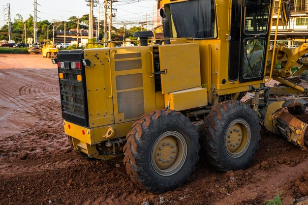 A motoniveladora está trabalhando na construção de estradas Máquina industrial da motoniveladora na construção de novas estradas