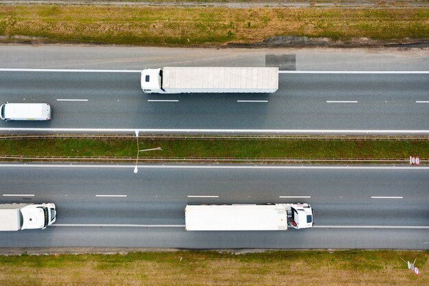 A movimentação de caminhões na rodovia. Fotografia aérea