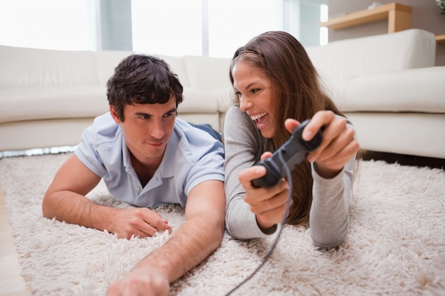 A mulher acabou de derrotar o namorado em um videogame
