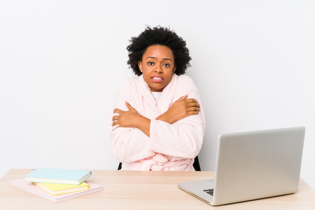 A mulher afro-americana envelhecida meio que trabalha em casa isolou ir frio devido à baixa temperatura ou uma doença.