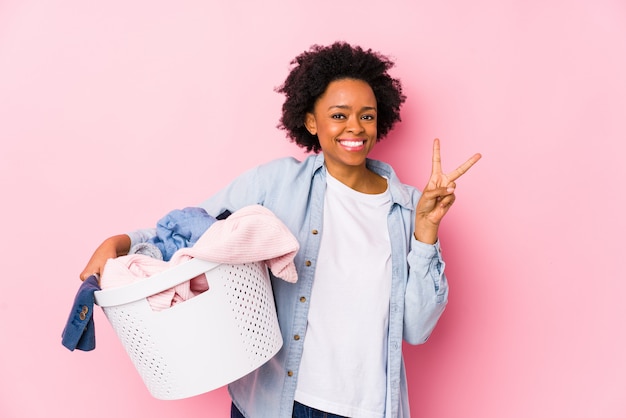 A mulher afro-americano da Idade Média que lava a roupa isolou mostrar o número dois com dedos.