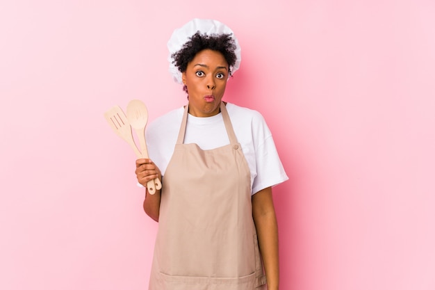 Foto a mulher afro-americano nova do cozinheiro encolhe os ombros