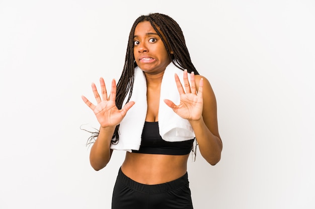 A mulher afro-americano nova do esporte isolou-se rejeitando alguém que mostra um gesto de nojo.