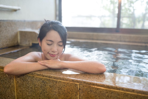 A mulher aprecia onsen em Japão