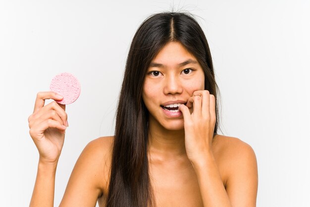 A mulher chinesa nova que guarda um disco facial isolou as unhas cortantes, nervosas e muito ansiosas.