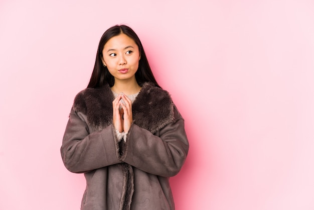 A mulher chinesa nova que veste um revestimento isolou inventando o plano na mente, estabelecendo uma ideia.