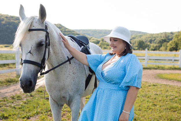 A mulher de cabelo encaracolado se aconchega em seu cavalo