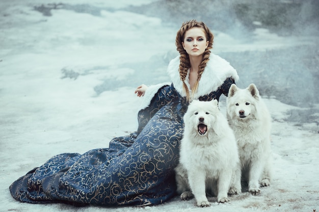 A mulher de casaco azul passeando com um cachorro