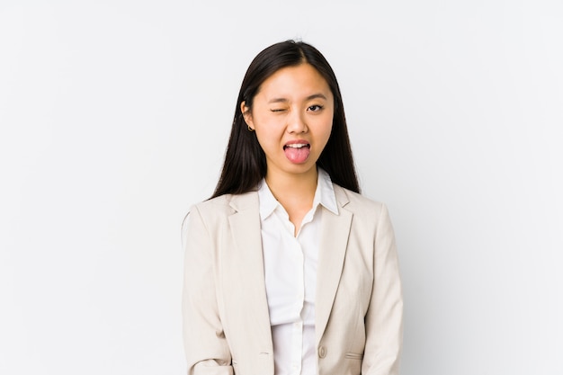 A mulher de negócio chinesa nova isolou a língua de fora engraçada e amigável para fora.