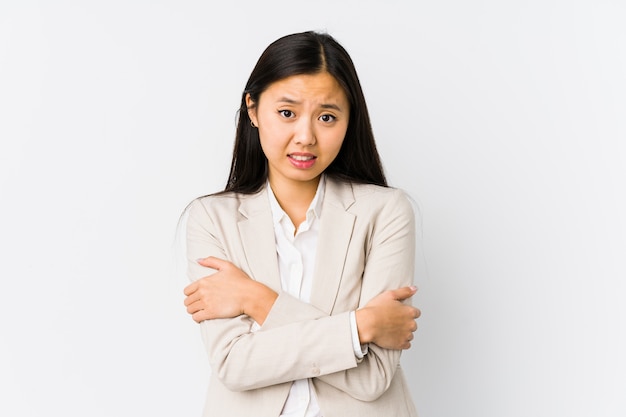 A mulher de negócio chinesa nova isolou ir frio devido à baixa temperatura ou uma doença.