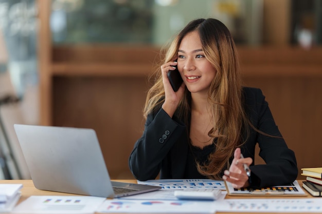 A mulher de negócios asiática moderna tem confiança em trabalhar com finanças no conceito de contabilidade do escritório