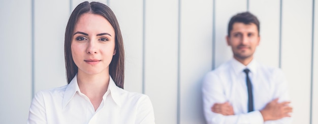 A mulher de negócios fica perto do homem