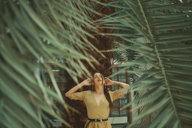 Foto a mulher de vestido amarelo relaxando no resort desfrutando de p