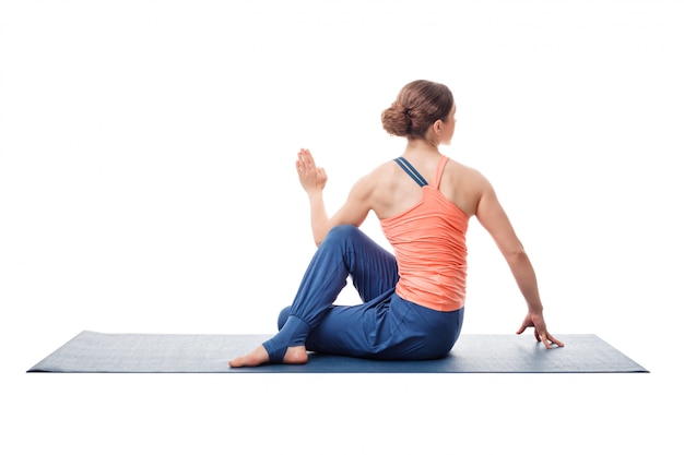 A mulher desportiva do ajuste yogini pratica asana da ioga