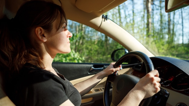 Foto a mulher dirigindo o carro moderno