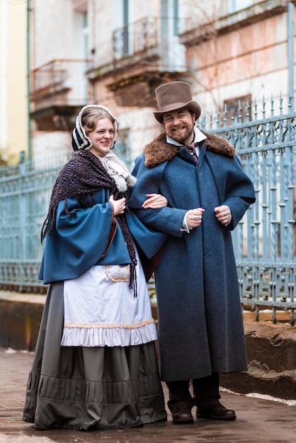 A mulher e o homem em ternos vintage. pessoas em vestidos retrô. caminhando na rua