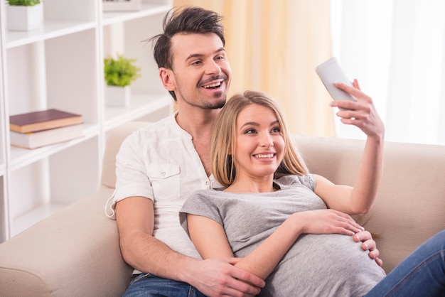 A mulher e o marido estão se fotografando.