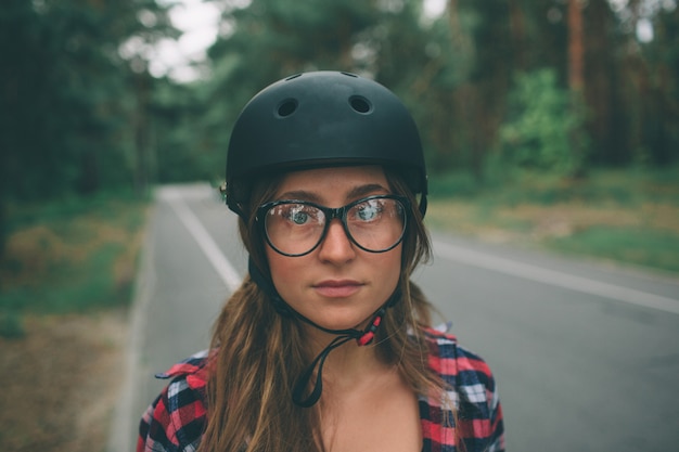 A mulher é um capacete de esporte radical. Férias ativas de verão na cidade. Esportes extremos