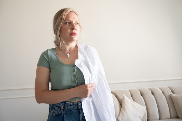 Foto a mulher está exibindo uma camisa branca.