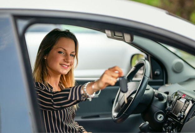 A mulher está feliz em comprar auto