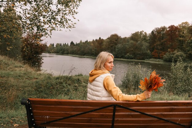 A mulher está no parque de outono Atmosfera de outono vista cênica do rio
