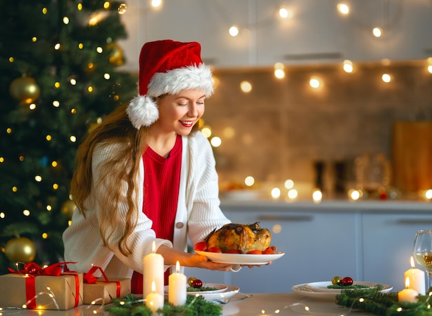 A mulher está preparando o jantar de Natal