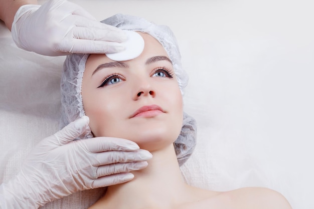 A mulher está relaxandoMulher recebendo tratamento facial no salão de beleza