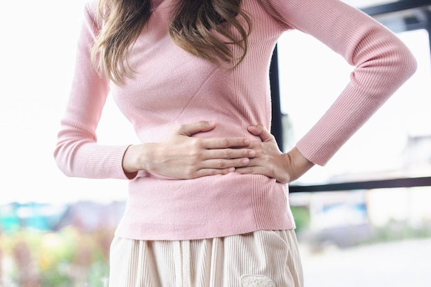 A mulher estava doente com dor de estômago enquanto menstruava saudável do conceito de mulher