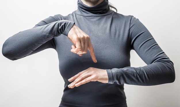 A mulher fala pessoas surdas da linguagem gestual.