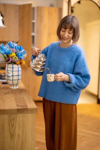 A mulher faz um café em casa