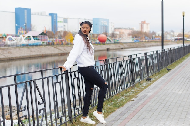 A mulher feliz em um parque completo