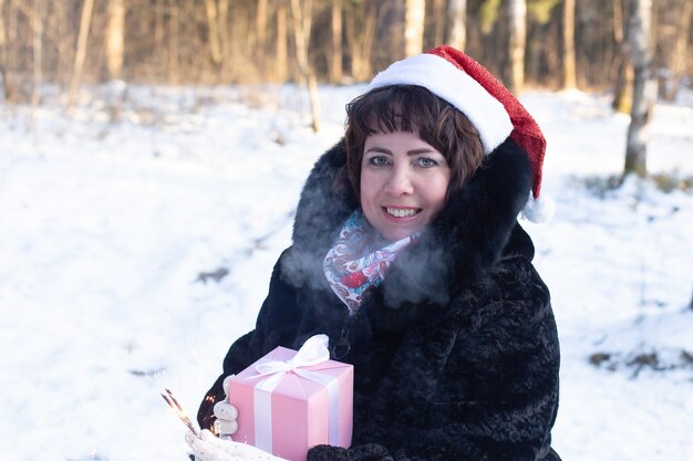 A mulher feliz na natureza no inverno com estrelinhas