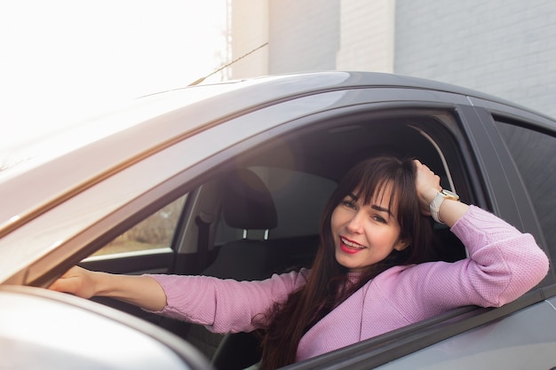 A mulher feliz no carro