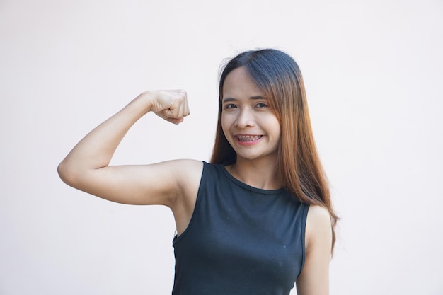 A mulher flexiona seus músculos mostrando sua força