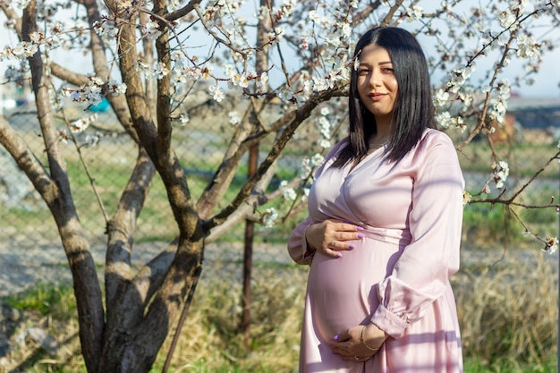 a mulher grávida no parque mulher bonita no parque mulher grávida na primavera