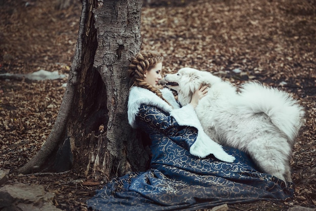 A mulher na caminhada de inverno com um cachorro