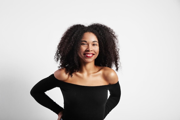 A mulher negra está sorrindo e assistindo à câmera