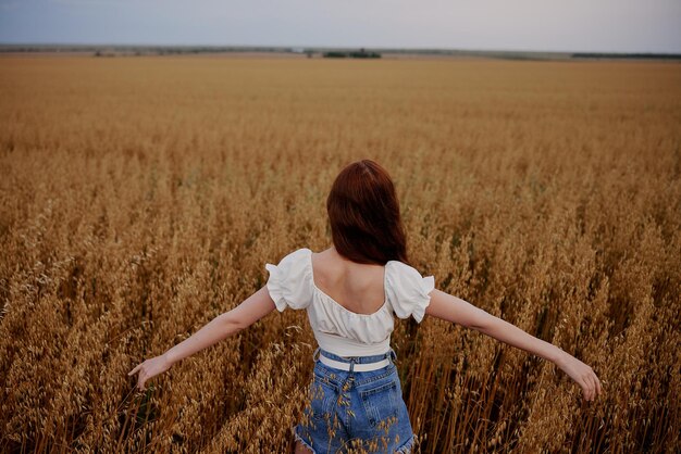 A mulher no prado anda a agricultura rural