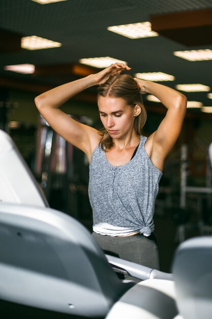 A mulher nova atrativa dos esportes está dando certo no gym.