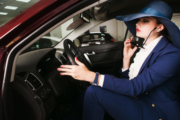 A mulher o volante do carro