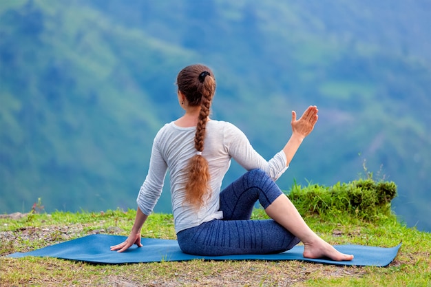 A mulher pratica ioga asana ao ar livre