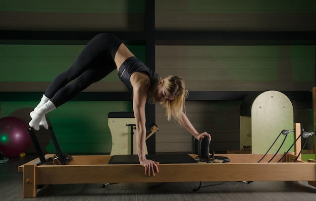 A mulher pratica Pilates. fitness e esportes