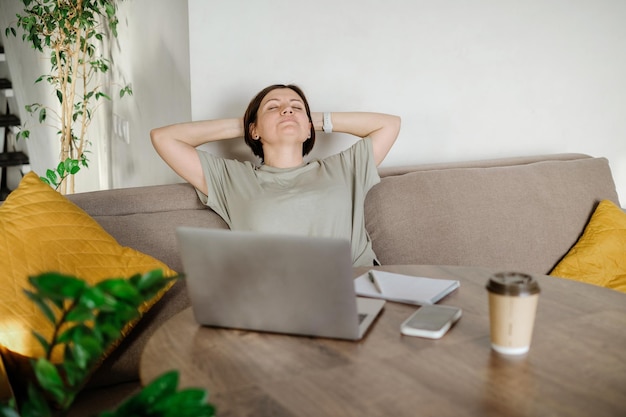 A mulher relaxa após o computador de trabalho