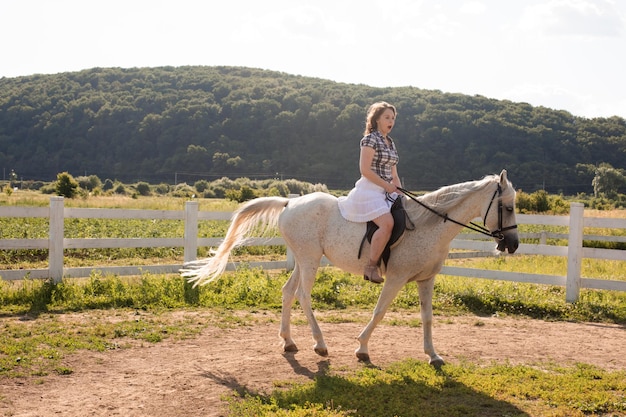 A mulher restaura sua saúde mental montando um cavalo