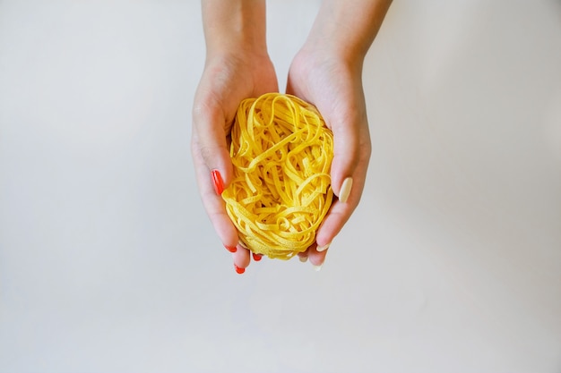 Foto a mulher segura nas mãos de macarrão